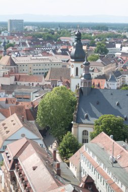 SPEYER, ALMANY - 21 Mayıs 2018: tarihi kilise kuleleri ve yerleşim binaları olan Speyers 'in eski kasabasının çatıları üzerinde dikey görüş. Yüksek kalite fotoğraf