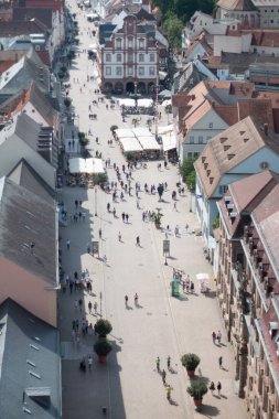 SPEYER, ALMANY - 21 Mayıs 2018: Speyer 'deki kalabalık Maximilianstrasse' deki yayaların yüksek açılı görüntüsü. Yüksek kalite fotoğraf