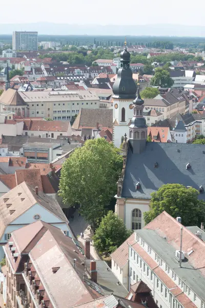 SPEYER, ALMANY - 21 Mayıs 2018: tarihi kilise kuleleri ve yerleşim binaları olan Speyers 'in eski kasabasının çatıları üzerinde dikey görüş. Yüksek kalite fotoğraf