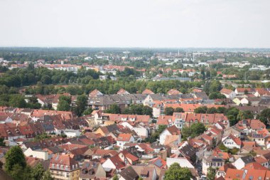 SPEYER, ALMANY - 21 MAYIS 2018: panoramik manzara konut çatıları ve yeşil ağaçlar üzerinde tarihi Speyer şehrinde parlak bir bahar günü. Yüksek kalite fotoğraf