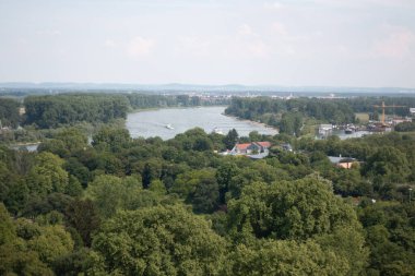 SPEYER, ALMANY - 21 Mayıs 2018: Ren Nehri 'nin yüksek açılı manzarası ve Speyer Katedrali' nin çevresindeki manzara. Yüksek kalite fotoğraf