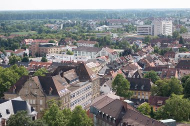 SPEYER, ALMANY - 21 Mayıs 2018: Speyer 'de açık bir ilkbahar gününde yerleşim yerlerinin çatılarının ve yeşil alanların manzarası yükseldi. Yüksek kalite fotoğraf