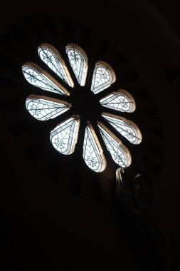SPEYER, ALMANY - 21 Mayıs 2018 Speyer Katedrali 'nin içinde çiçek desenli ve dışarıdan gelen yumuşak ışıkla lekelenmiş cam gül penceresi. Yüksek kalite fotoğraf