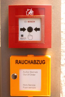 SPEYER, ALMANY - 21 Mayıs 2018: bir Bosch yangın alarmı ve bir Alman duman çıkarma veya Rauchabzug kontrol paneli. Yüksek kalite fotoğraf