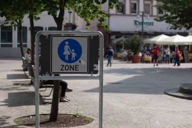 SPEYER, ALMANY - 21 Mayıs 2018: arka planda yoğun bir açık hava kafe sahnesi olan bir Alman ana yol tabelası. Yüksek kalite fotoğraf
