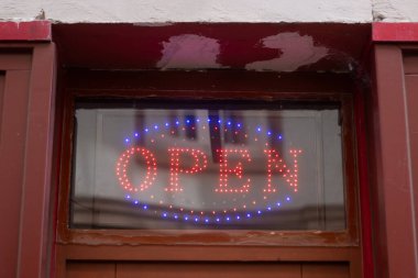 SPEYER, ALMANY - 21 MAYIS 2018: bir işyerinin vitrininde ışıklı bir LED açık levhası. Yüksek kalite fotoğraf