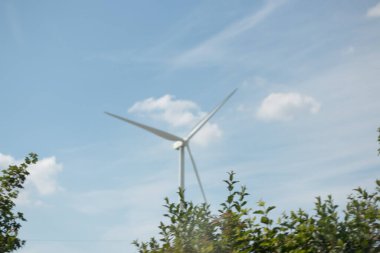 ALMANY - 21 Mayıs 2018: Mavi gökyüzüne karşı yenilenebilir enerji üreten modern bir rüzgar türbini. Yüksek kalite fotoğraf