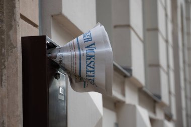 LEIPZIG, ALMANY - 18 AĞUSTOS 2018: Bir binanın kanalizasyon borusuna bağlı tek kullanımlık bir bardak. Yüksek kalite fotoğraf