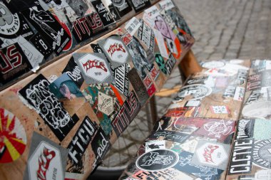 LEIPZIG, ALMANY - 18 Ağustos 2018: punk ve rock çıkartmaları kolajıyla kaplı bir bankın yakın çekimi. Yüksek kalite fotoğraf