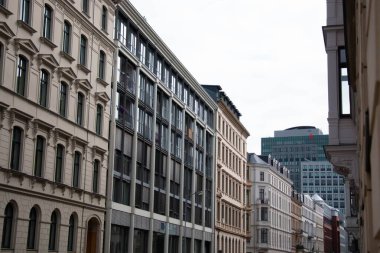 LEIPZIG, GERMANY - 18 Ağustos 2018: Leipzig şehir merkezinde tarihi ve modern cephelerin sokak manzarası. Yüksek kalite fotoğraf