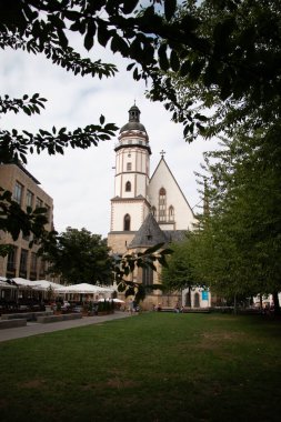 LEIPZIG, ALMANY - 18 AĞUSTOS 2018: Bitişik parktan görülen tarihi St. Nicholas Kilisesi, Nikolaikirche. Yüksek kalite fotoğraf