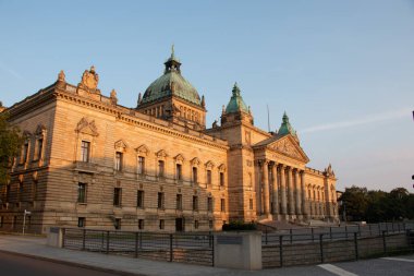 LEIPZIG, ALMANY - 19 Ağustos 2018: Leipzig 'deki tarihi Federal İdare Mahkemesi binası. Yüksek kalite fotoğraf
