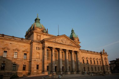 LEIPZIG, GERMANY - 19 AĞUSTOS 2018: Leipzig 'deki Federal İdare Mahkemesi' nin derin mavi gökyüzü sırasındaki görüntüsü. Yüksek kalite fotoğraf