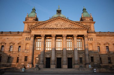LEIPZIG, GERMANY - 19 AĞUSTOS 2018: Almanya Federal İdare Mahkemesi 'nin altın saat boyunca sembolik neoklasik mimarisi ile ön görüşü. Yüksek kalite fotoğraf