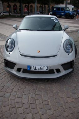 LEIPZIG, ALMANY - 18 AĞUSTOS 2018: beyaz bir Porsche 911 GT3 spor arabası kaldırım taşı caddesinde park edilmiş. Yüksek kalite fotoğraf