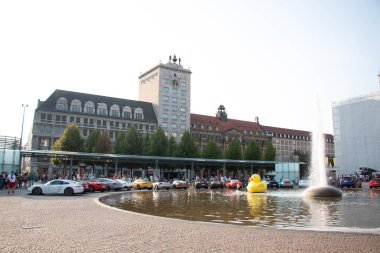 LEIPZIG, ALMANY - 18 Ağustos 2018: Spor arabalar ve plastik ördeklerin olduğu bir etkinlik sırasında Augustusplatz 'daki Paulinum Üniversitesi binası. Yüksek kalite fotoğraf