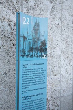 LEIPZIG, ALMANY - 18 Ağustos 2018: Nikolaikirche 'in yer aldığı açık hava tarihi bilgi paneli veya tabela. Yüksek kalite fotoğraf