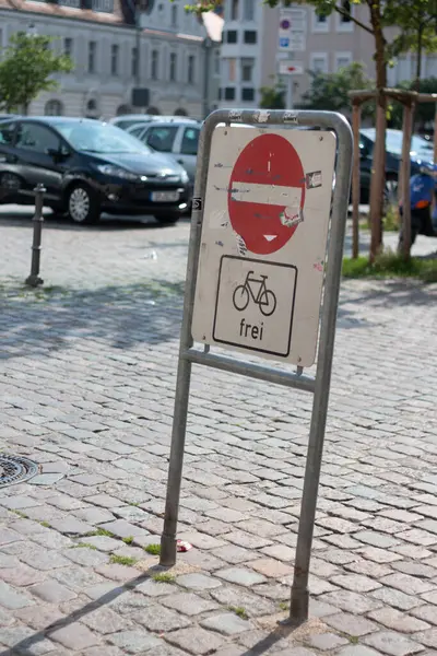 SPEYER, ALMANY - 21 Mayıs 2018: Bir Alman giriş yolu tabelası kaldırım taşı caddelerinde bisiklet sürmeyi yasaklıyor. Yüksek kalite fotoğraf