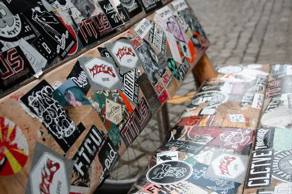 LEIPZIG, ALMANY - 18 Ağustos 2018: punk ve rock çıkartmaları kolajıyla kaplı bir bankın yakın çekimi. Yüksek kalite fotoğraf