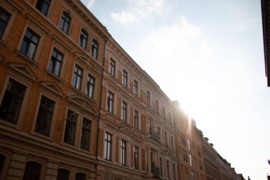 LEIPZIG, ALMANY - 18 Ağustos 2018: Leipzig 'deki tarihi konut binaları ve bir yaz öğleden sonra ön cepheden yansıyan güneş ışığı. Yüksek kalite fotoğraf