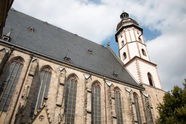 LEIPZIG, ALMANY - 18 AĞUSTOS 2018: Leipzig 'deki tarihi St. Thomas Kilisesi, Thomaskirche, bir dönüm noktası. Yüksek kalite fotoğraf