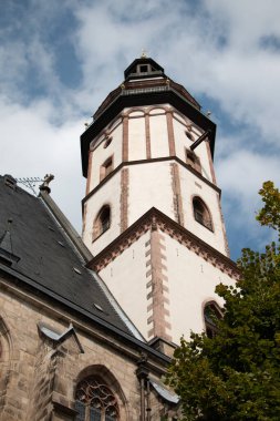 LEIPZIG, ALMANY - 18 AĞUSTOS 2018: tarihi St. Thomas Kilisesi Thomaskirche 'in kulesine yakın çekim. Yüksek kalite fotoğraf