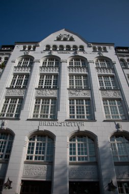 LEIPZIG, ALMANY - 19 AĞUSTOS 2018: Tarihi bir ticaret fuarı binası olan Specks Hof 'un cephesinin düşük açılı görüntüsü. Yüksek kalite fotoğraf