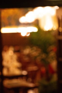 LEIPZIG, ALMANY - 18 AĞUSTOS 2018: Bulanık, atmosferik manzaralı bir restoran veya kafe. Yüksek kalite fotoğraf