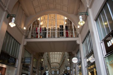  LEIPZIG, ALMANY - 18 Ağustos 2018: Maedler Geçidi 'nin iç manzarası, cam çatılı tarihi bir alışveriş salonu. Yüksek kalite fotoğraf