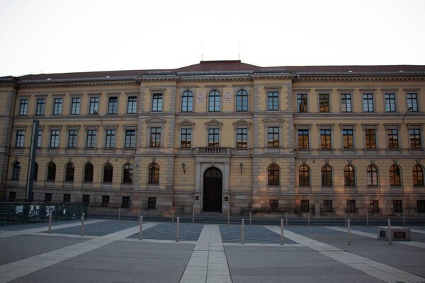 ЛЕЙПЦИГ, ГЕРМАНИЯ - 19 августа 2018 года: вид на Новый Августеум, часть Лейпцигского университета, с классическим архитектурным дизайном с симметричным фасадом. Высокое качество фото