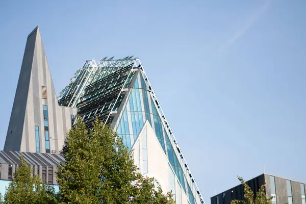 LEIPZIG, GERMANY - 19 Ağustos 2018: Leipzig Üniversitesi 'ndeki Paulinum binasının modern cam cephesi, mimar Erick van Egeraat tarafından tasarlandı. Yüksek kalite fotoğraf