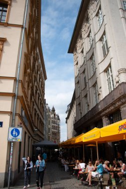  LEIPZIG, ALMANY - 18 Ağustos 2018: Leipzig 'deki açık hava kafeleri ve tarihi binaların olduğu sokak manzarası. Yüksek kalite fotoğraf