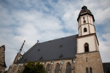 LEIPZIG, ALMANY - 18 Ağustos 2018: Bulutlu bir gökyüzüne karşı tarihi bir kilisenin dış görünüşü. Yüksek kalite fotoğraf