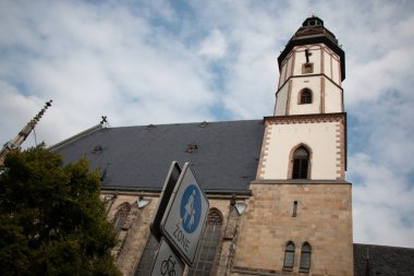  LEIPZIG, ALMANY - 18 AĞUSTOS 2018: Belirgin bir kulesi ve sokak tabelası olan tarihi bir kilisenin dış görünüşü. Yüksek kalite fotoğraf