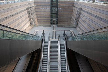 LEIPZIG, ALMANY - 19 Ağustos 2018: Leipzig Merkez İstasyonu 'ndaki yeraltı alışveriş seviyesine inen modern yürüyen merdivenlerin geniş açılı görüntüsü. Yüksek kalite fotoğraf