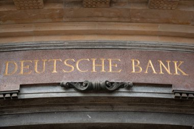  LEIPZIG, Almanya - 18 Ağustos 2018: Tarihi bir binanın ön cephesinde 