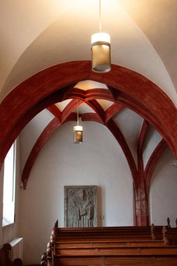 LEIPZIG, GERMANY - 18 Ağustos 2018: Ahşap sıralar ve kırmızı boyalı kemerli Gotik kemerler içeren tarihi St. Thomas Kilisesi 'nin iç manzarası. Yüksek kalite fotoğraf