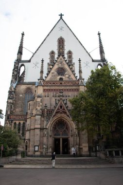  LEIPZIG, ALMANY - 18 Ağustos 2018: Gotik mimarisi ve girişi olan büyük tarihi bir kilisenin dış görünüşü. Yüksek kalite fotoğraf
