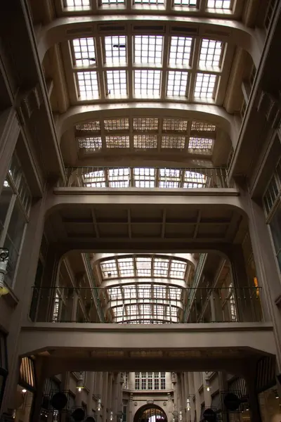 LEIPZIG, ALMANY - 18 AĞUSTOS 2018: Tarihi Maedlerpassage alışveriş atölyesinin cam tavanından bakan iç manzara. Yüksek kalite fotoğraf