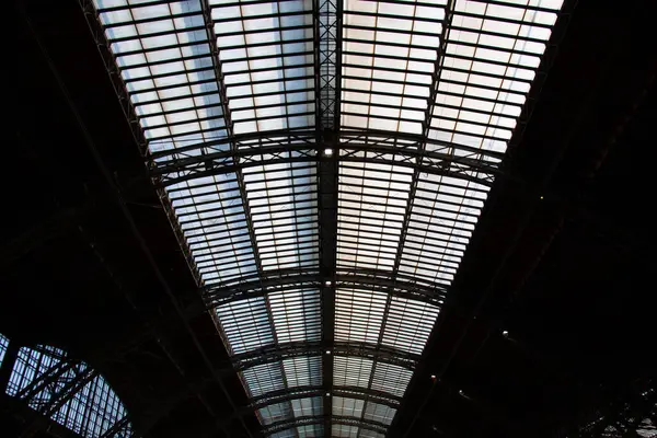 LEIPZIG, GERMANY - 19 AĞUSTOS 2018: Leipzig Merkez İstasyonu içindeki kubbeli cam çatı yapısının iç görünümü, endüstriyel tasarım ve mimariyi ön plana çıkarıyor. Yüksek kalite fotoğraf