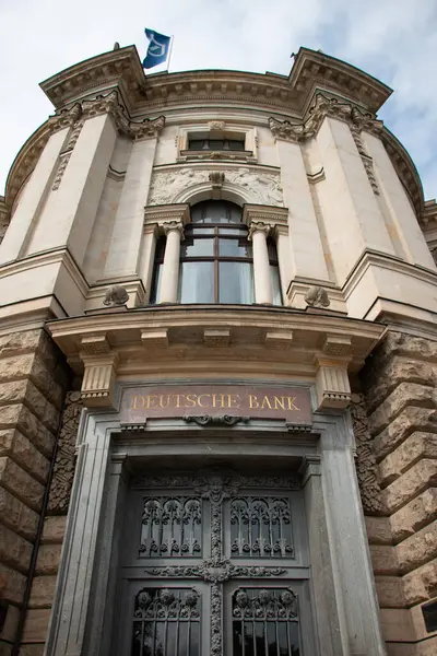  LEIPZIG, ALMANY - 18 AĞUSTOS 2018: Klasik mimarisi ve görkemli girişi olan dekoratif tarihi bir binanın düşük açılı görüntüsü. Yüksek kalite fotoğraf