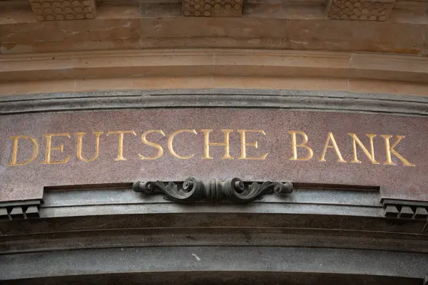  LEIPZIG, Almanya - 18 Ağustos 2018: Tarihi bir binanın ön cephesinde 