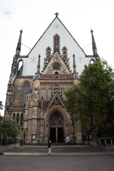  LEIPZIG, ALMANY - 18 Ağustos 2018: Gotik mimarisi ve girişi olan büyük tarihi bir kilisenin dış görünüşü. Yüksek kalite fotoğraf