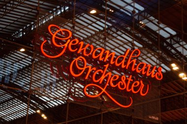  LEIPZIG, ALMANY - 18 AĞUSTOS 2018: bir kültür binasındaki Gewandhaus Orkestrası için aydınlatılmış neon levhası. Yüksek kalite fotoğraf
