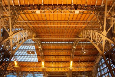 LEIPZIG, ALMANY - 18 Ağustos 2018: Leipzig Hauptbahnhof tren istasyonunun iç çatı yapısı karmaşık çelik kirişler ve sıcak ışıklandırma gösteriyor. Yüksek kalite fotoğraf