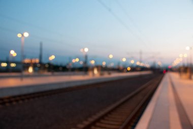 LEIPZIG, ALMANY - 18 AĞUSTOS 2018: Alacakaranlıkta Leipzig Hauptbahnhof 'taki demiryolu raylarının ve aydınlanmış platformların görüntüsü. Yüksek kalite fotoğraf