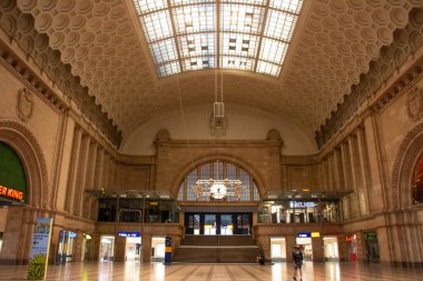 LEIPZIG, ALMANY - 18 AĞUSTOS 2018: Leipzig Hauptbahnhof ana binasının kemerli tavanı ve tarihi mimari ayrıntılarıyla iç görünümü. Yüksek kalite fotoğraf