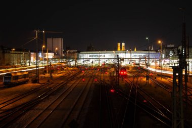  Münih 'teki demiryolu raylarının ve aydınlatılmış istasyon binalarının gece görüşü 17 Ağustos 2018. Yüksek kalite fotoğraf