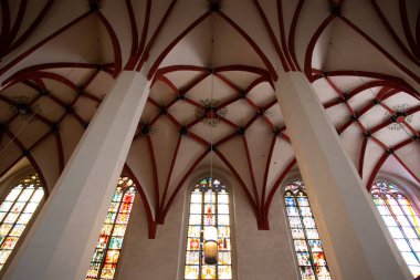  LEIPZIG, ALMANY - 18 Ağustos 2018: Gotik tavan ve vitray pencereli Thomaskirche St Thomas Kilisesi 'nin iç manzarası. Yüksek kalite fotoğraf
