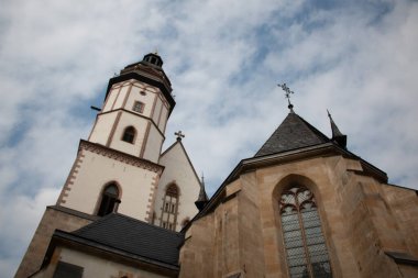  LEIPZIG, ALMANY - 18 Ağustos 2018: Kulesi ve geleneksel mimarisi olan tarihi bir kilisenin dış görünüşü. Yüksek kalite fotoğraf